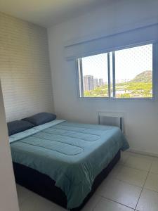 Un dormitorio con una cama con una ventana grande. en Barra da Tijuca Rio Centro Recreio Praia, en Río de Janeiro 42 fotos más