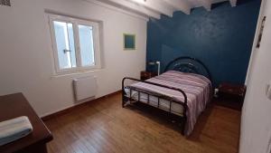 Schlafzimmer mit einem Bett und einem Fenster in der Unterkunft Charmante Maison de Village T3 Rénovée et son Jardin in Revel