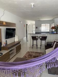 a living room with a couch and a kitchen at Casa em Piranhas Aconchego in Piranhas