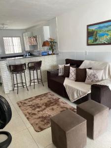 a living room with a couch and a kitchen at Casa em Piranhas Aconchego in Piranhas