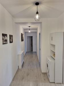 ein leeres Zimmer mit weißen Wänden und einem Flur in der Unterkunft Best Apartment Suceava in Suceava
