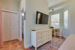 Televisyen dan/atau pusat hiburan di Riverfront Florida Studio with Pool and Hot Tub Access