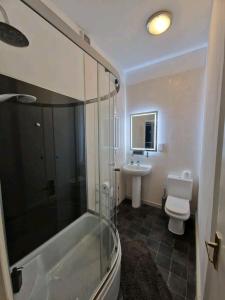 Affordable Rooms in shared flat, London Bridge في لندن: حمام مع دش ومرحاض ومغسلة