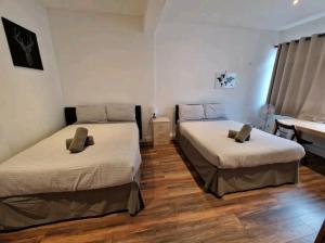 Affordable Rooms in shared flat, London Bridge في لندن: غرفة نوم بسريرين ومكتب فيها