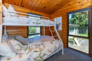 een slaapkamer met een stapelbed in een hut bij Handy to Hospital. in Hamilton