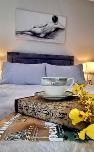 una mesa de centro con un tazón encima de la cama en Central Winchester Serviced Apartments, en Winchester