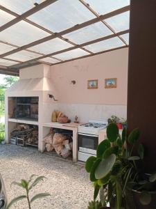 cocina con fogones y encimera en LA ESQUINA DE LA FLOR en Campo Quijano