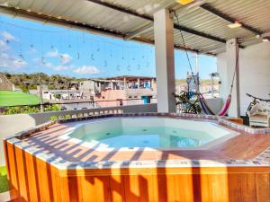 uma banheira de hidromassagem no deque de uma casa em Suite Familiar en Puerto Ayora em Puerto Ayora
