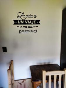 Deklaracja ściany z napisem, który czyta z wygraną płacę nie wygrać w obiekcie My home 2 w mieście El Calafate