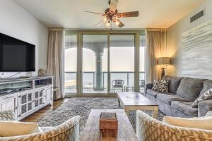 sala de estar con sofá y TV en Florida Resort Condo Walk to Pensacola Beach!, en Gulf Breeze