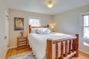 1 dormitorio con 1 cama grande con marco de madera en Billings Vacation Rental about 1 Mi to Downtown!, en Billings