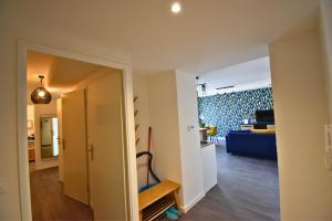 Habitación con pasillo y sala de estar. en Écho Parisien, en Aubervilliers