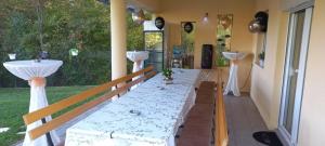 einen langen Tisch in einem Zimmer mit Waschbecken in der Unterkunft Vikendica VILLA A1 in Banja Luka