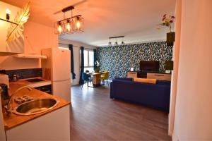 cocina y sala de estar con nevera. en Écho Parisien, en Aubervilliers