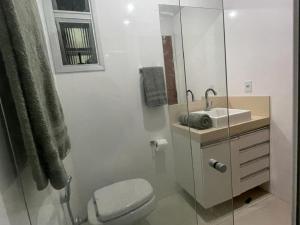 Koupelna v ubytování Ap Jardim da Penha a 500 mts Praia de Camburi
