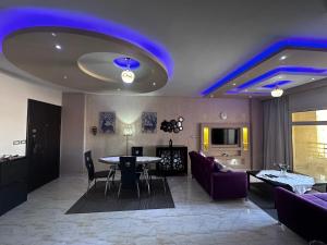 TV a/nebo společenská místnost v ubytování Luxury apartment Madinaty families Only