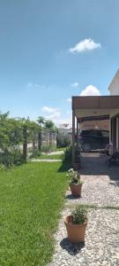 un patio con dos macetas en un patio en LA ESQUINA DE LA FLOR en Campo Quijano