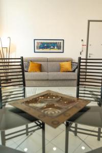 - un salon avec un canapé et une table dans l'établissement La Casa del Forziere Verde, à La Spezia