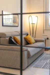 salon z kanapą i lampą w obiekcie La Casa del Forziere Verde w mieście La Spezia
