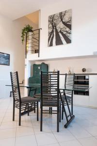 ラ・スペツィアにあるLa Casa del Forziere Verdeのダイニングルーム(椅子、テーブル、コンロ付)