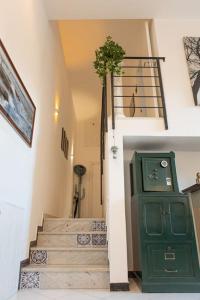 ラ・スペツィアにあるLa Casa del Forziere Verdeの階段と緑の扉と植物のある廊下