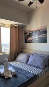 Un pat sau paturi într-o cameră la Smdc Breeze Residences