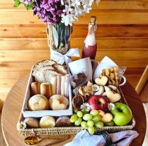 un tavolo con due cesti di cibo e un vaso di fiori di Alto da Araucária - Serra Catarinense a Bom Retiro