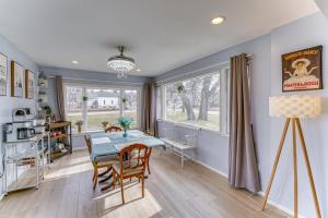 una sala da pranzo con tavolo e finestra di Quiet Manistee Home with Patio Less Than 1 Mi to Beaches! a Manistee