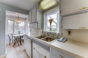 Cucina o angolo cottura di Quiet Manistee Home with Patio Less Than 1 Mi to Beaches!