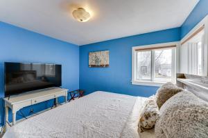 TV o dispositivi per l'intrattenimento presso Quiet Manistee Home with Patio Less Than 1 Mi to Beaches!
