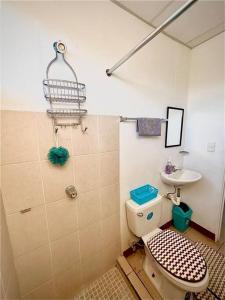 een badkamer met een toilet en een wastafel bij Hidden Gem in Managua