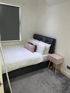 Ένα ή περισσότερα κρεβάτια σε δωμάτιο στο Spacious 2 Bedroom Home with Garden and Driveway near Wimbledon