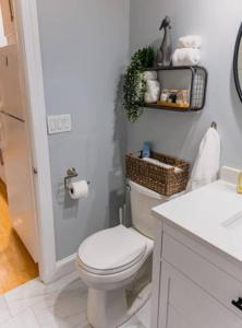 een badkamer met een wit toilet en een wastafel bij New Beautiful Condo In Bayonne near NYC. in Bayonne