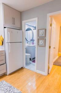 een keuken met een witte koelkast en een toilet bij New Beautiful Condo In Bayonne near NYC. in Bayonne