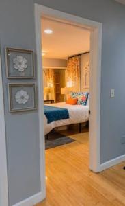 una camera con un letto di New Beautiful Condo In Bayonne near NYC. a Bayonne