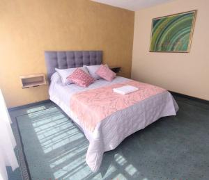 Postel nebo postele na pokoji v ubytování Innovar Casa Hostal