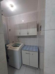 Baño pequeño con aseo y lavamanos en Estadia da Josi, en Balneário Camboriú