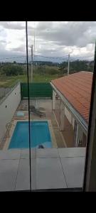 vistas a una piscina en la parte superior de un edificio en Espaço Cris, en Pindamonhangaba