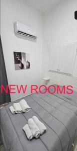una nuova camera con un letto con due cuscini bianchi di HOTEL CRISARI a Napoli
