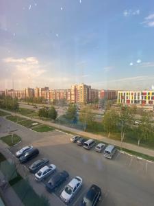 Комфортабельные - Уютные квартиры в городе Костанай (Плаза) في كوستاناي: موقف سيارات في مدينة