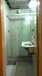 a bathroom with a sink and a mirror at Estalagem Motel (Adult Only) in Rio de Janeiro