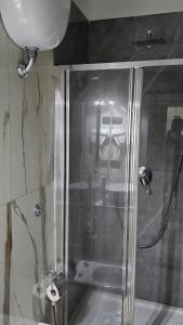 y baño con ducha y puerta de cristal. en HOTEL CRISARI, en Nápoles