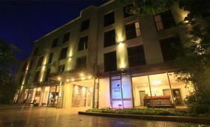 Un edificio con luces en el frente por la noche. en Tierra Mora, en San Rafael