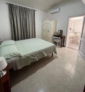 1 dormitorio con cama y escritorio. en Free Zone en Annunziata
