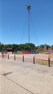 ein Spielplatz mit einem großen Netz in der Mitte in der Unterkunft Lo de la Lu in Gualeguaychú