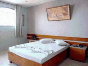 a bedroom with a bed and a window at Estalagem Motel (Adult Only) in Rio de Janeiro