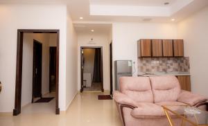 فندق ارين  في جدة: غرفة معيشة مع أريكة ومطبخ