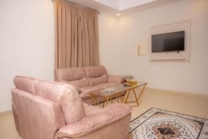 TV a/nebo společenská místnost v ubytování Areen Hotel فندق ارين
