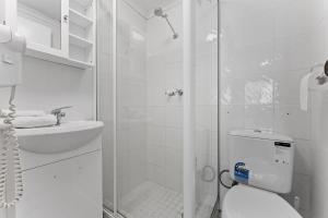 ジンダバインにあるAlpine Mountain View 39 - 3BR l Swimming Pool l Air-Con l WiFiのトイレと洗面台を備えた白いバスルーム +6枚の写真