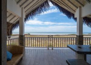 a porch with a view of the ocean at Casa Azul Departamentos frente al mar in Máncora